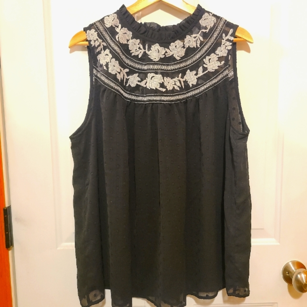 Torrid Size 1 black sleevless Blouse w/ embroidery detail